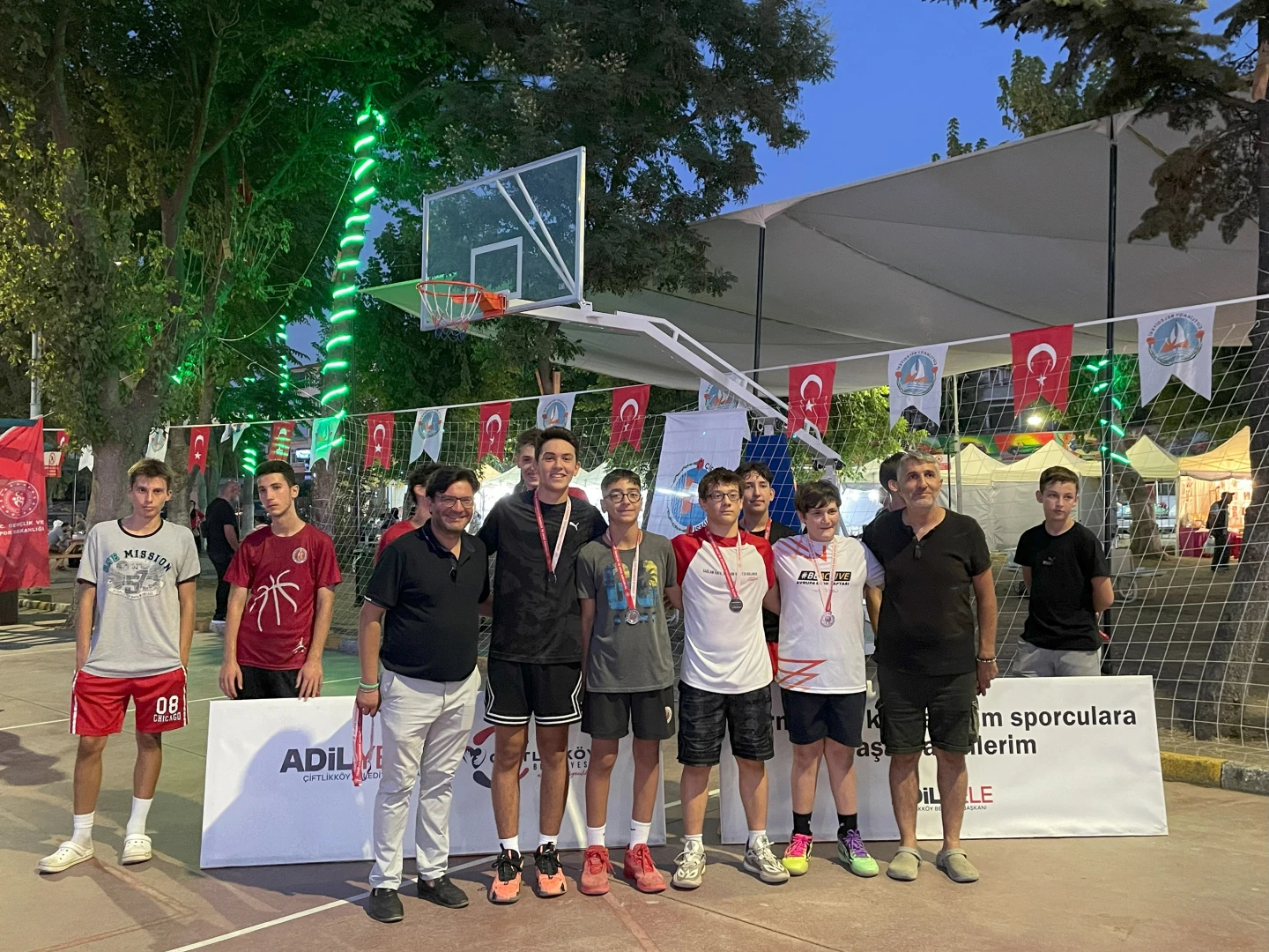 ÇİFTLİKKÖY’DE SOKAK BASKETBOLU HEYECANI BAŞLADI