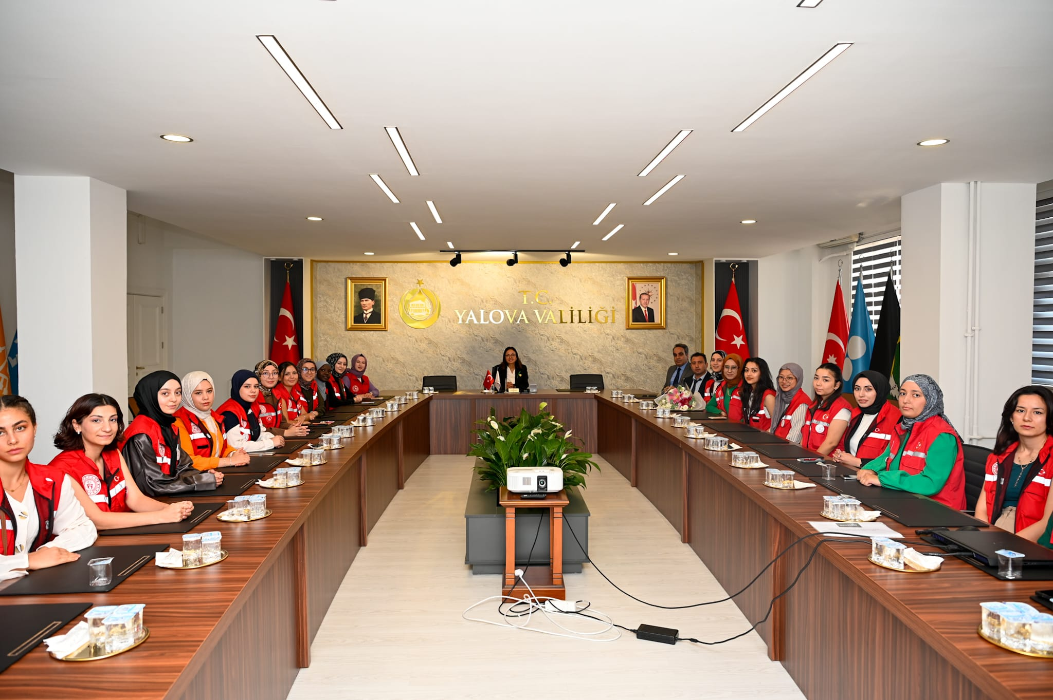 Vali Dr. Hülya Kaya, Damla Gönüllülük Projesi Kapsamında Yalova’ya Gelen Gençleri Ağırladı
