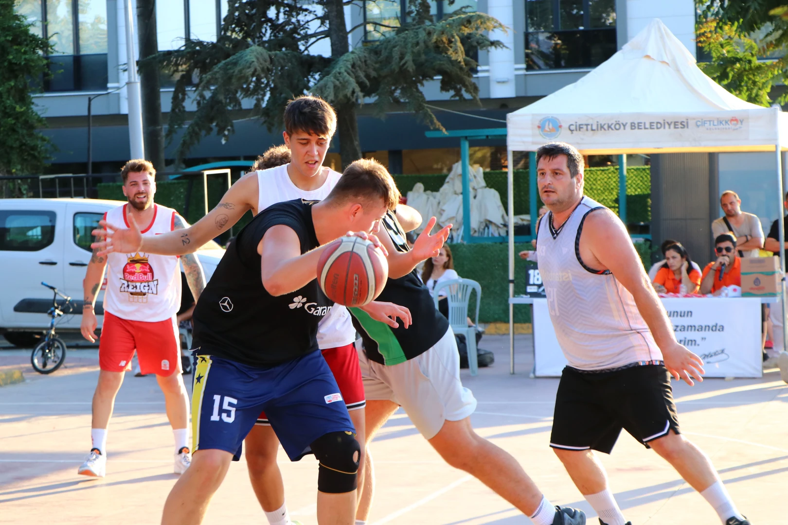 ÇİFTLİKKÖY’DE SOKAK BASKETBOLU ŞÖLENİ YAŞANDI