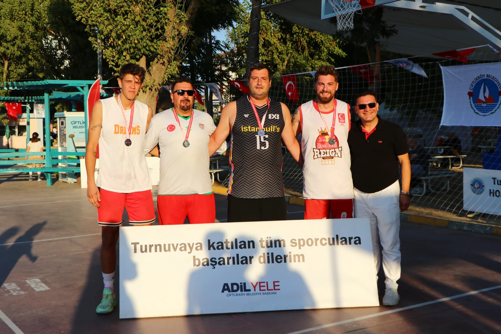 ÇİFTLİKKÖY’DE SOKAK BASKETBOLU ŞÖLENİ YAŞANDI