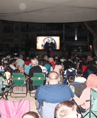 ÇİFTLİKKÖYLÜLER YAZ SİNEMASI KEYFİ YAŞADI