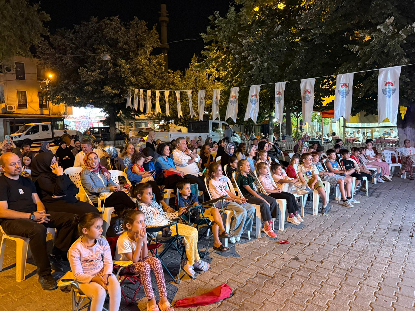 SİNEMA KEYFİ ELMALIK KÖY MEYDANINDA