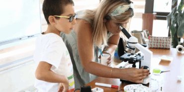 ÇİFTLİKKÖYLÜ MİNİKLER MİKROSKOBİK YAŞAMI İNCELEDİ