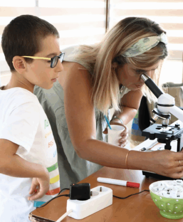 ÇİFTLİKKÖYLÜ MİNİKLER MİKROSKOBİK YAŞAMI İNCELEDİ