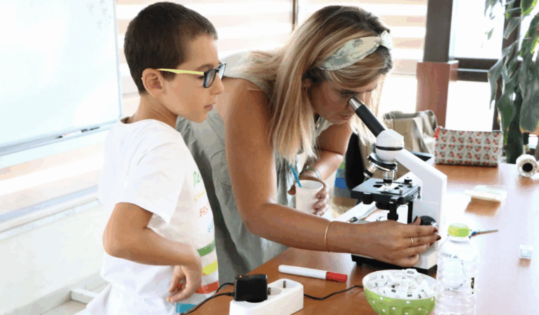 ÇİFTLİKKÖYLÜ MİNİKLER MİKROSKOBİK YAŞAMI İNCELEDİ