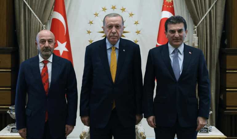 Cumhurbaşkanı Erdoğan, OYAK Yönetimini Külliye’de Kabul Etti 6 Cumhurbaşkanı Erdoğan, OYAK Yönetimini Külliye’de Kabul Etti