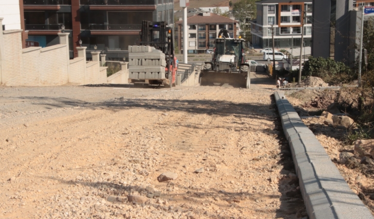 Yalova’da Parke Yol Çalışmaları Aralıksız Sürüyor