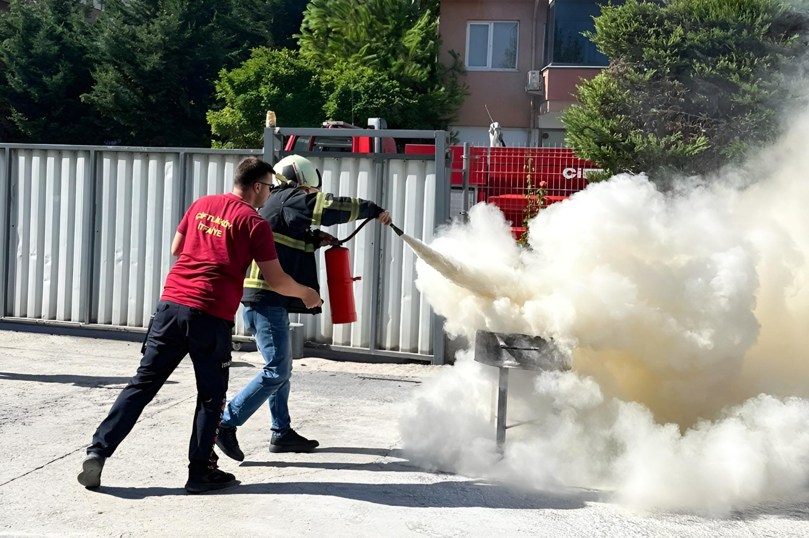 ÇİFTLİKKÖY İTFAİYECİLERİNDEN ÖZDİLEK’TE YANGIN EĞİTİMİ