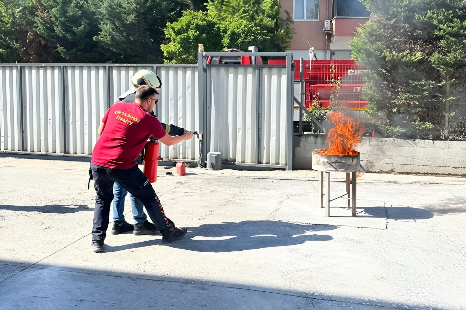 ÇİFTLİKKÖY İTFAİYECİLERİNDEN ÖZDİLEK’TE YANGIN EĞİTİMİ