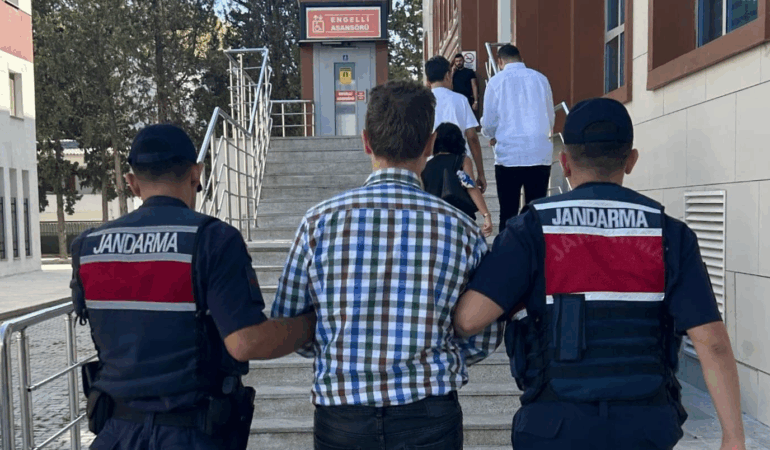 Yalova’da FETÖ Üyesi Yakalandı: 12 Yıl 6 Ay Kesinleşmiş Hapis Cezası Bulunan Şahıs Tutuklandı 7 Yalova’da FETÖ Üyesi Yakalandı: 12 Yıl 6 Ay Kesinleşmiş Hapis Cezası Bulunan Şahıs Tutuklandı