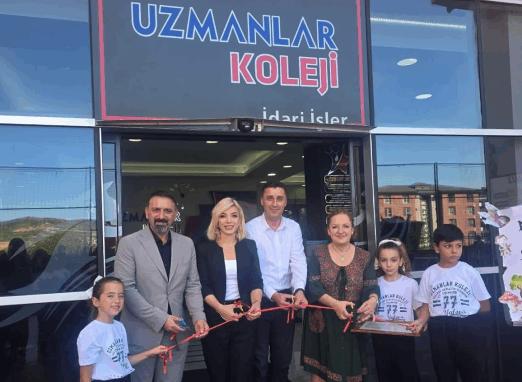 İlkokulun Uzmanlarından “Ben Okudum Çok Beğendim, Sen de Okur musun?” Resim Sergisi Açıldı