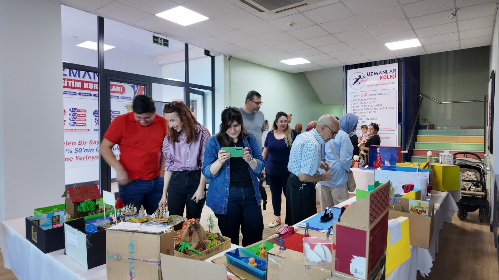 İlkokulun Uzmanlarından “Ben Okudum Çok Beğendim, Sen de Okur musun?” Resim Sergisi Açıldı