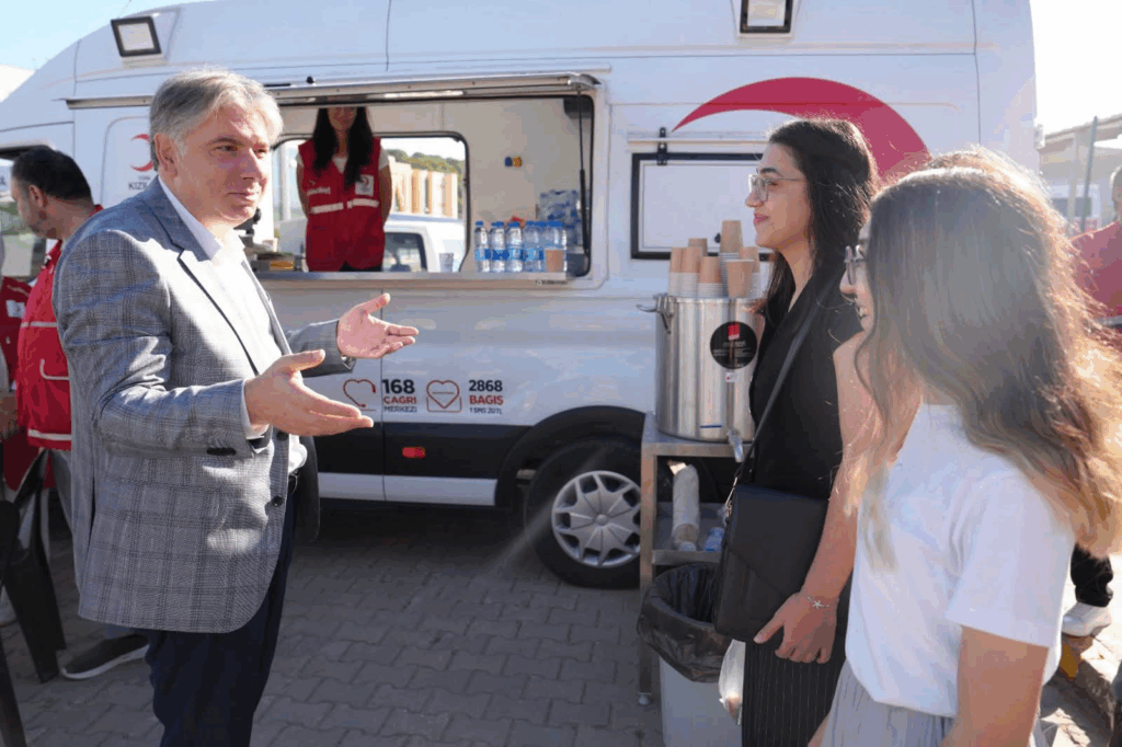 Rektör Prof. Dr. Mehmet Bahçekapılı, Öğrencileri Kampüs Girişinde Karşıladı