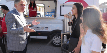 Rektör Prof. Dr. Mehmet Bahçekapılı, Öğrencileri Kampüs Girişinde Karşıladı