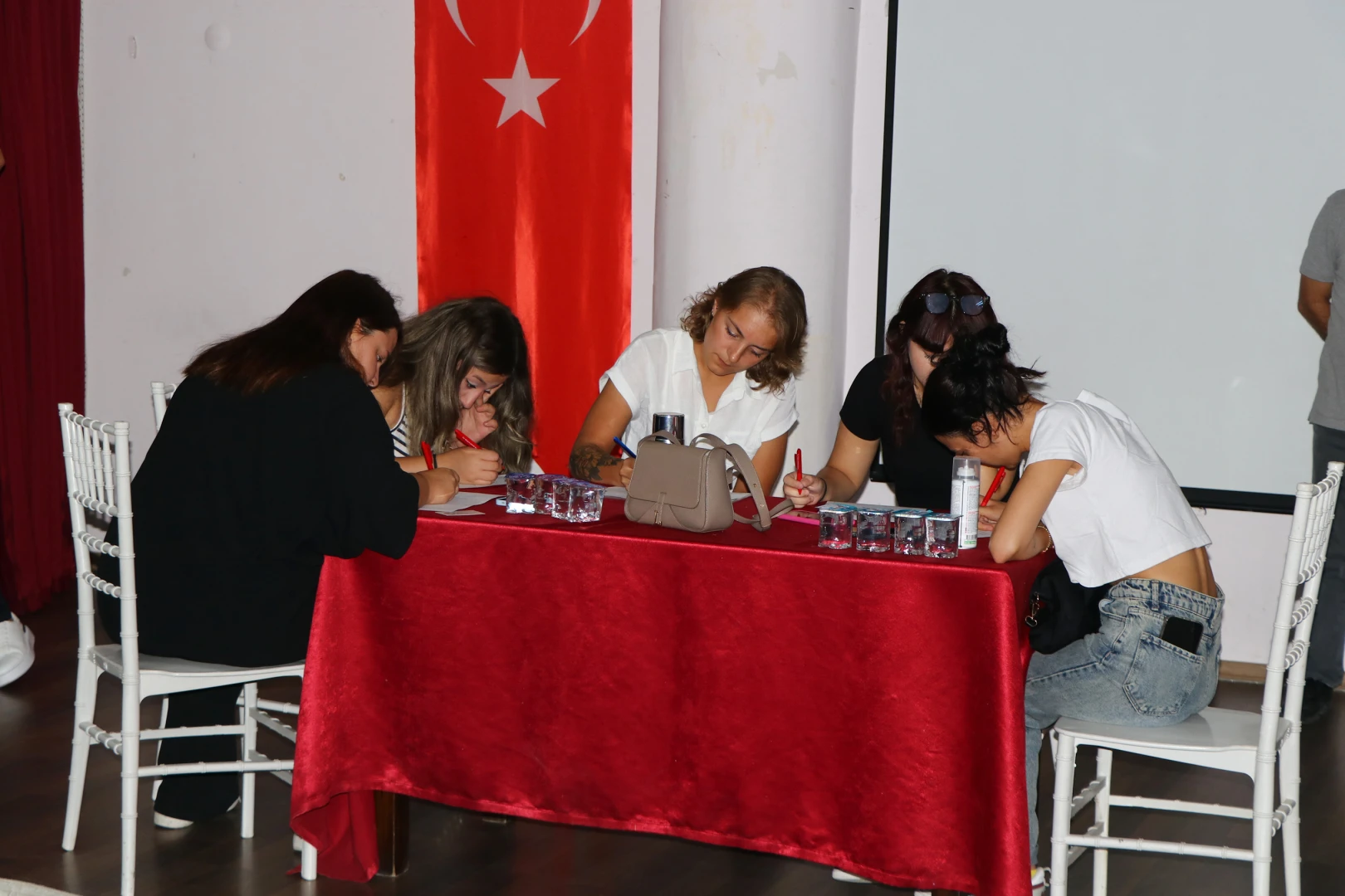ÇİFTLİKKÖYLÜLER, İSTİHDAM OFİSİ’YLE İŞ SAHİBİ OLUYOR