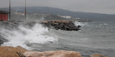 Marmara’da Kuvvetli Fırtına Uyarısı: Çatı Uçması ve Ulaşımda Aksamalar Bekleniyor