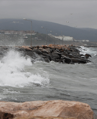 Marmara’da Kuvvetli Fırtına Uyarısı: Çatı Uçması ve Ulaşımda Aksamalar Bekleniyor