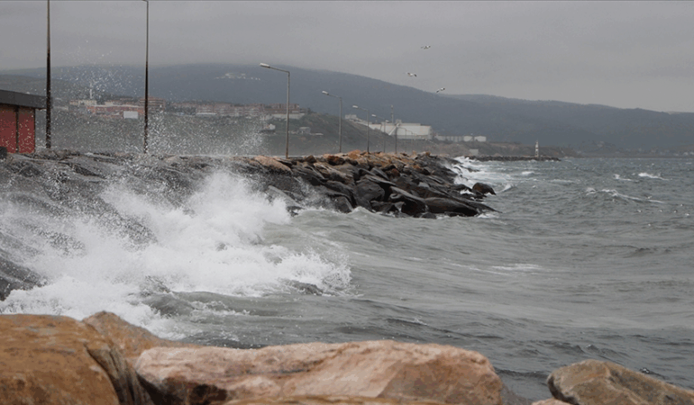 Marmara’da Kuvvetli Fırtına Uyarısı: Çatı Uçması ve Ulaşımda Aksamalar Bekleniyor