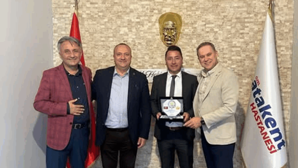 Altın Çınar Festivali’nde İş İnsanlarına Plaket