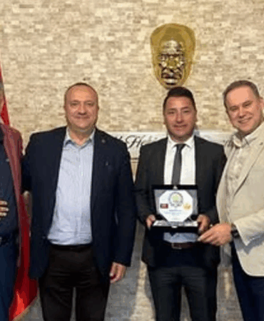 Altın Çınar Festivali’nde İş İnsanlarına Plaket