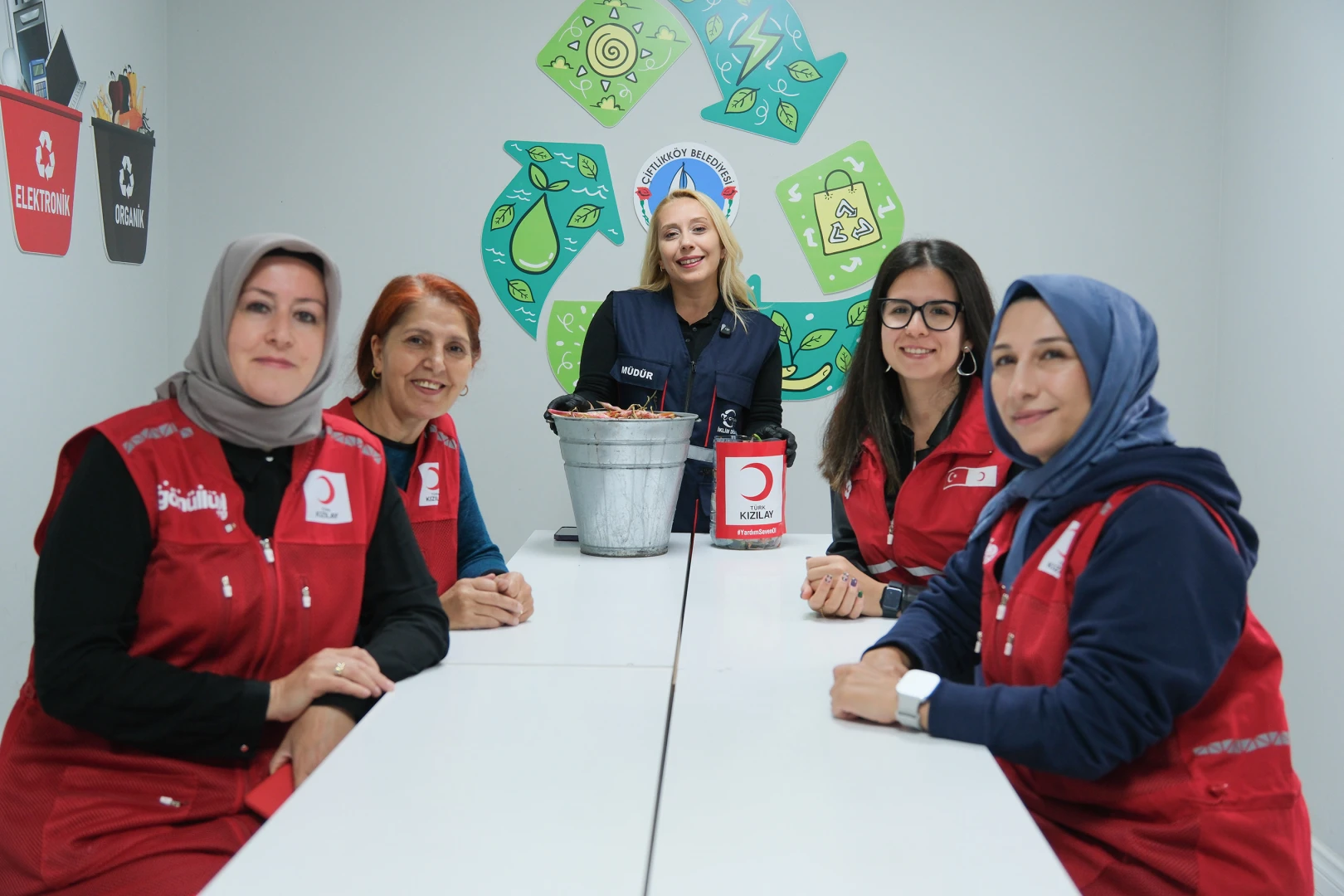 GIDA İSRAFINA DİKKAT ÇEKMEK İÇİN KOMPOST ÜRETTİLER