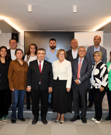 İlk protokol dersi babaanneden: “Kalkacağın yere oturma”
