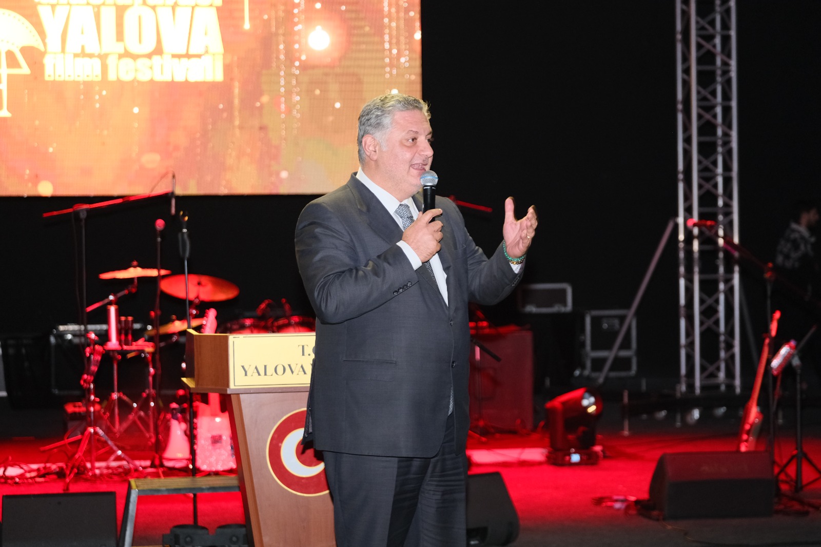 2.ULUSLARARASI YALOVA FİLM FESTİVALİ SİNEMA TUTKUNLARINA KAPILARINI AÇTI
