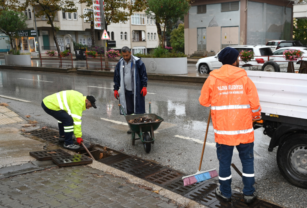BELEDİYE EKİPLERİNDEN AŞIRI YAĞIŞ SONRASI HIZLI MÜDAHALE