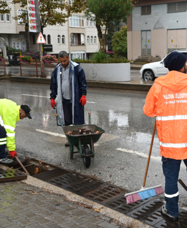 BELEDİYE EKİPLERİNDEN AŞIRI YAĞIŞ SONRASI HIZLI MÜDAHALE