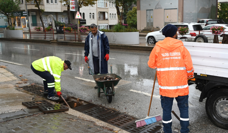 BELEDİYE EKİPLERİNDEN AŞIRI YAĞIŞ SONRASI HIZLI MÜDAHALE