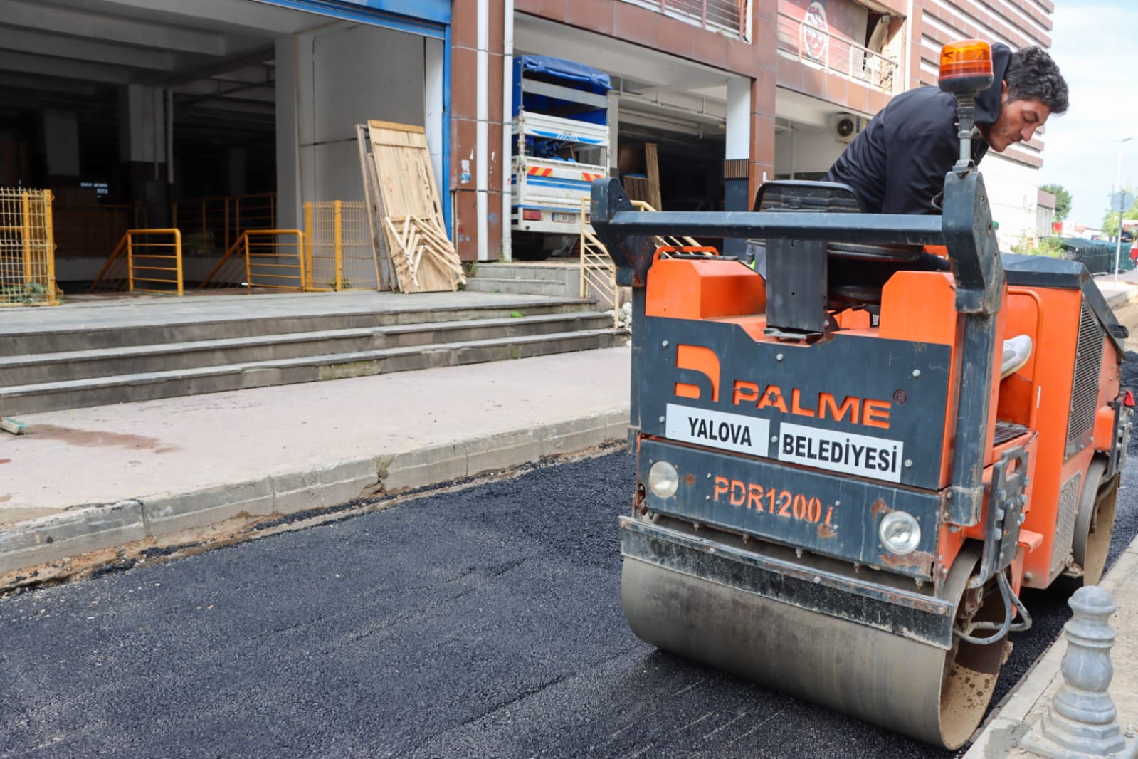 YALOVA BELEDİYESİ, DOĞAN SOKAK’TA YOL KONFORUNU ARTIRIYOR 4 YALOVA BELEDİYESİ, DOĞAN SOKAK’TA YOL KONFORUNU ARTIRIYOR