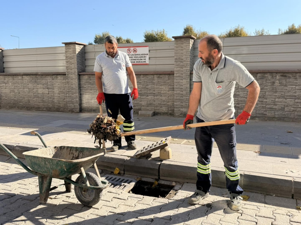 YALOVA BELEDİYESİ’NDEN YAĞMUR SUYU HATLARINDA YOĞUN TEMİZLİK ÇALIŞMASI
