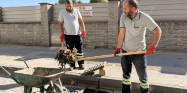 YALOVA BELEDİYESİ’NDEN YAĞMUR SUYU HATLARINDA YOĞUN TEMİZLİK ÇALIŞMASI