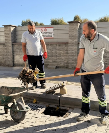YALOVA BELEDİYESİ’NDEN YAĞMUR SUYU HATLARINDA YOĞUN TEMİZLİK ÇALIŞMASI
