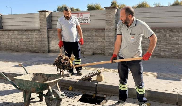 YALOVA BELEDİYESİ’NDEN YAĞMUR SUYU HATLARINDA YOĞUN TEMİZLİK ÇALIŞMASI