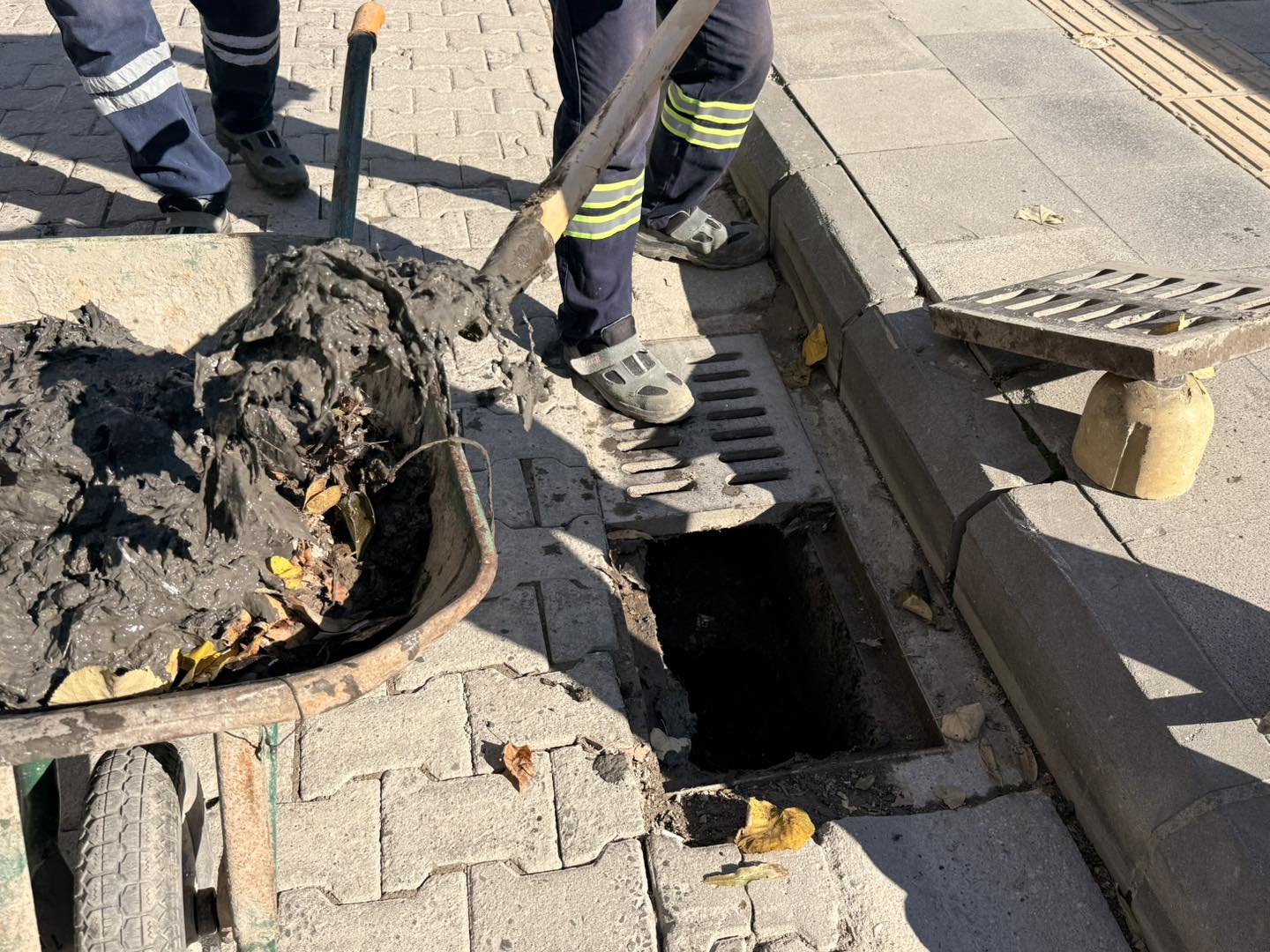 YALOVA BELEDİYESİ’NDEN YAĞMUR SUYU HATLARINDA YOĞUN TEMİZLİK ÇALIŞMASI