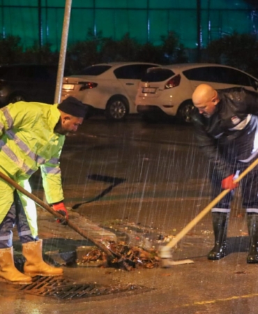 YALOVA BELEDİYESİ EKİPLERİNDEN SAĞANAK MESAİSİ