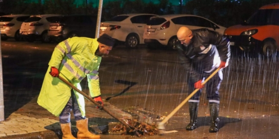 YALOVA BELEDİYESİ EKİPLERİNDEN SAĞANAK MESAİSİ 18 YALOVA BELEDİYESİ EKİPLERİNDEN SAĞANAK MESAİSİ