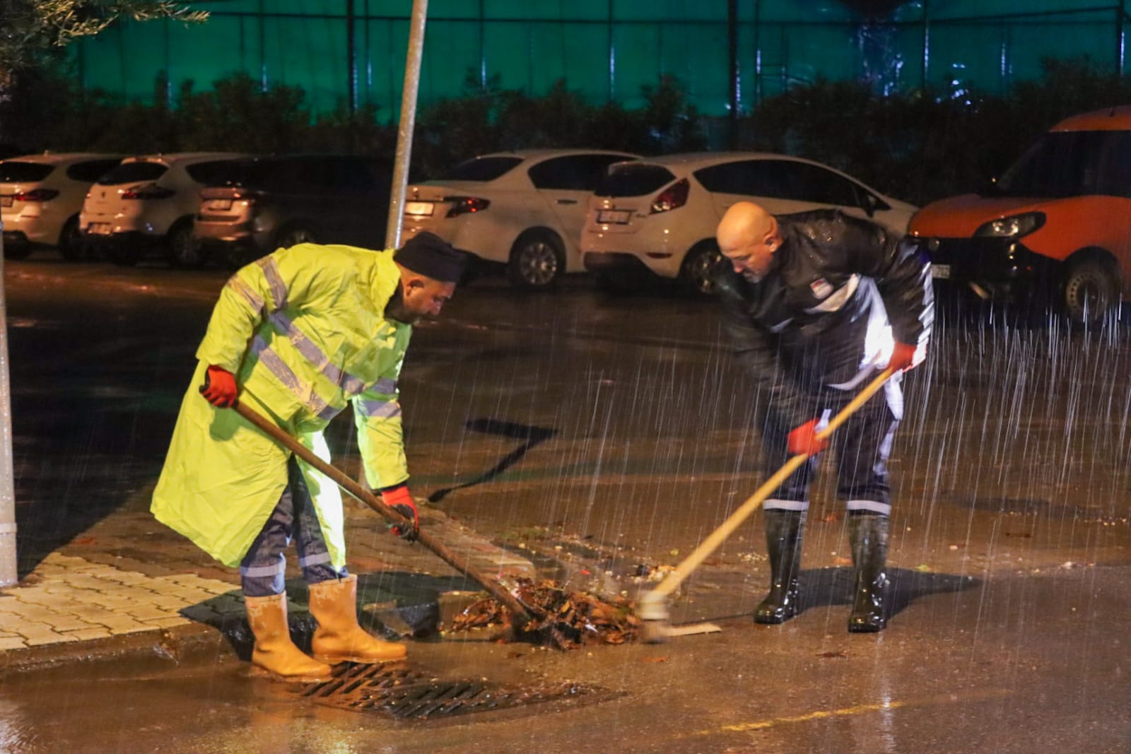 YALOVA BELEDİYESİ EKİPLERİNDEN SAĞANAK MESAİSİ 16 YALOVA BELEDİYESİ EKİPLERİNDEN SAĞANAK MESAİSİ