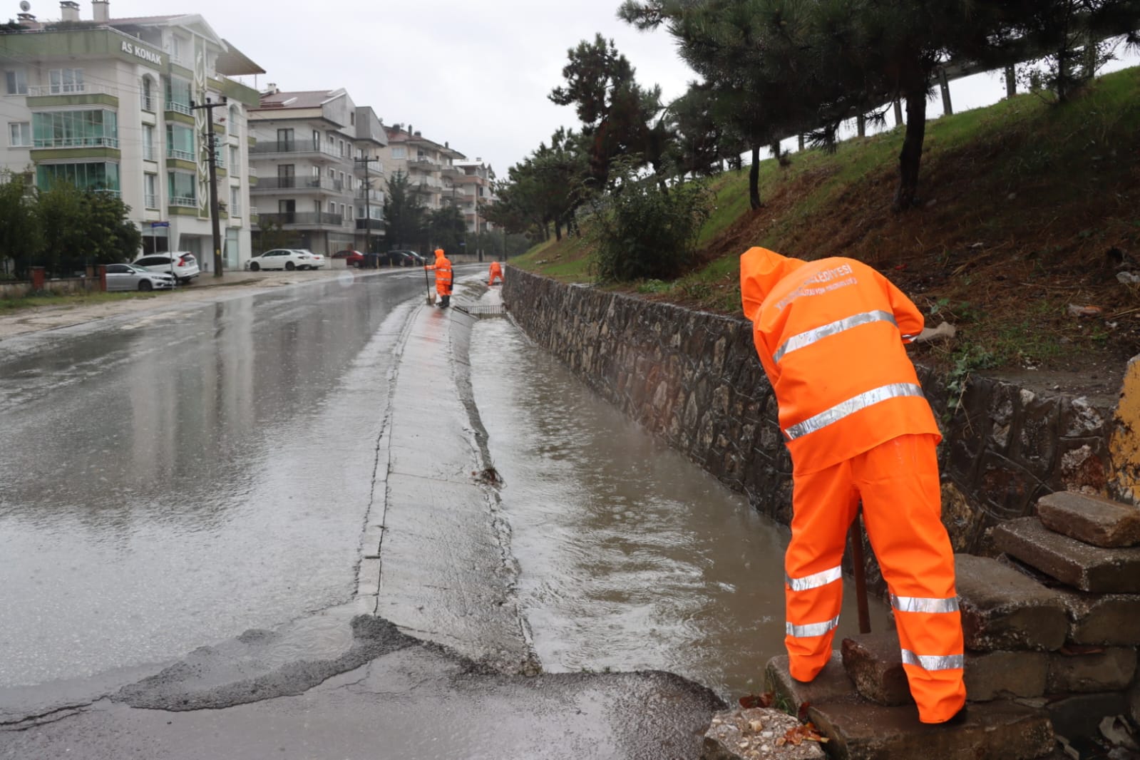 YALOVA BELEDİYESİ’NDEN SAĞANAK MESAİSİ