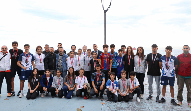 ÇİFTLİKKÖY’DE CUMHURİYET KOŞUSU HEYECANI YAŞANDI