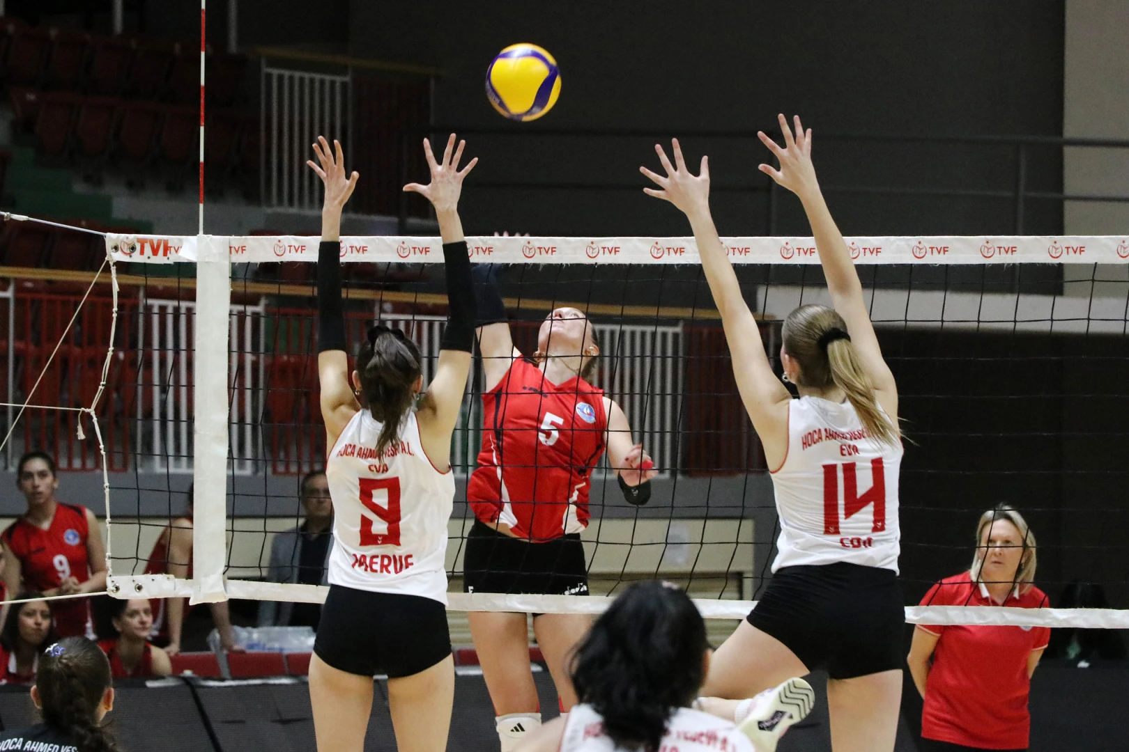 ÇİFTLİKKÖY’ÜN SULTANLARI ‘ES’ VERMEDİ (3-0) 5 ÇİFTLİKKÖY’ÜN SULTANLARI ‘ES’ VERMEDİ (3-0)