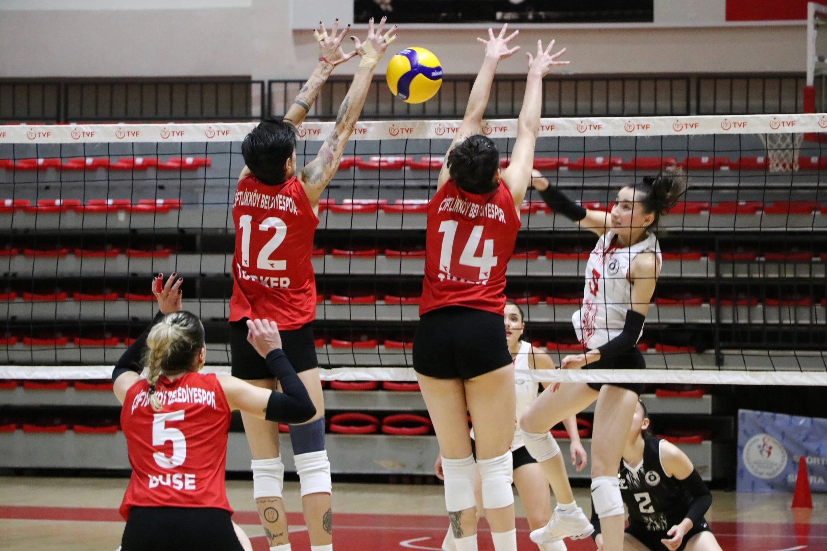 ÇİFTLİKKÖY’ÜN SULTANLARI ‘ES’ VERMEDİ (3-0) 6 ÇİFTLİKKÖY’ÜN SULTANLARI ‘ES’ VERMEDİ (3-0)