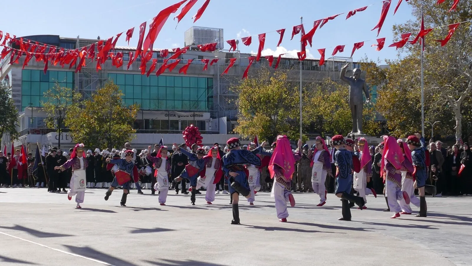 Cumhuriyet Bayramı Yalova’da Coşkuyla Kutlandı 10 Cumhuriyet Bayramı Yalova’da Coşkuyla Kutlandı