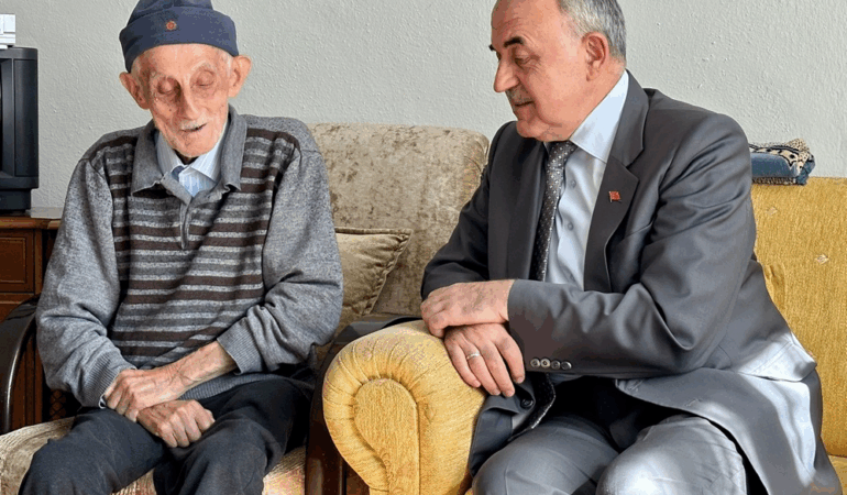 VALİ MUAMMER EROL, YAŞLILAR GÜNÜ’NDE BÜYÜKLERİMİZİ EVLERİNDE ZİYARET ETTİ 6 VALİ MUAMMER EROL, YAŞLILAR GÜNÜ’NDE BÜYÜKLERİMİZİ EVLERİNDE ZİYARET ETTİ