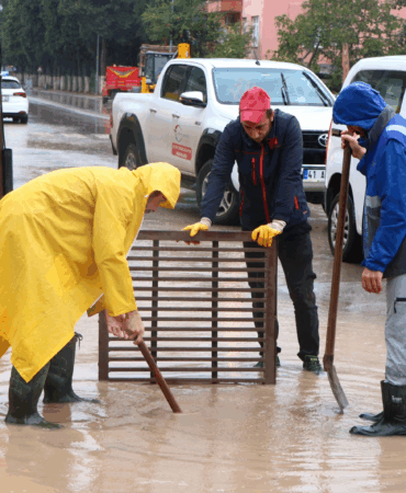 ÇİFTLİKKÖY BELEDİYESİ EKİPLERİ YAĞMUR MESAİSİNDE