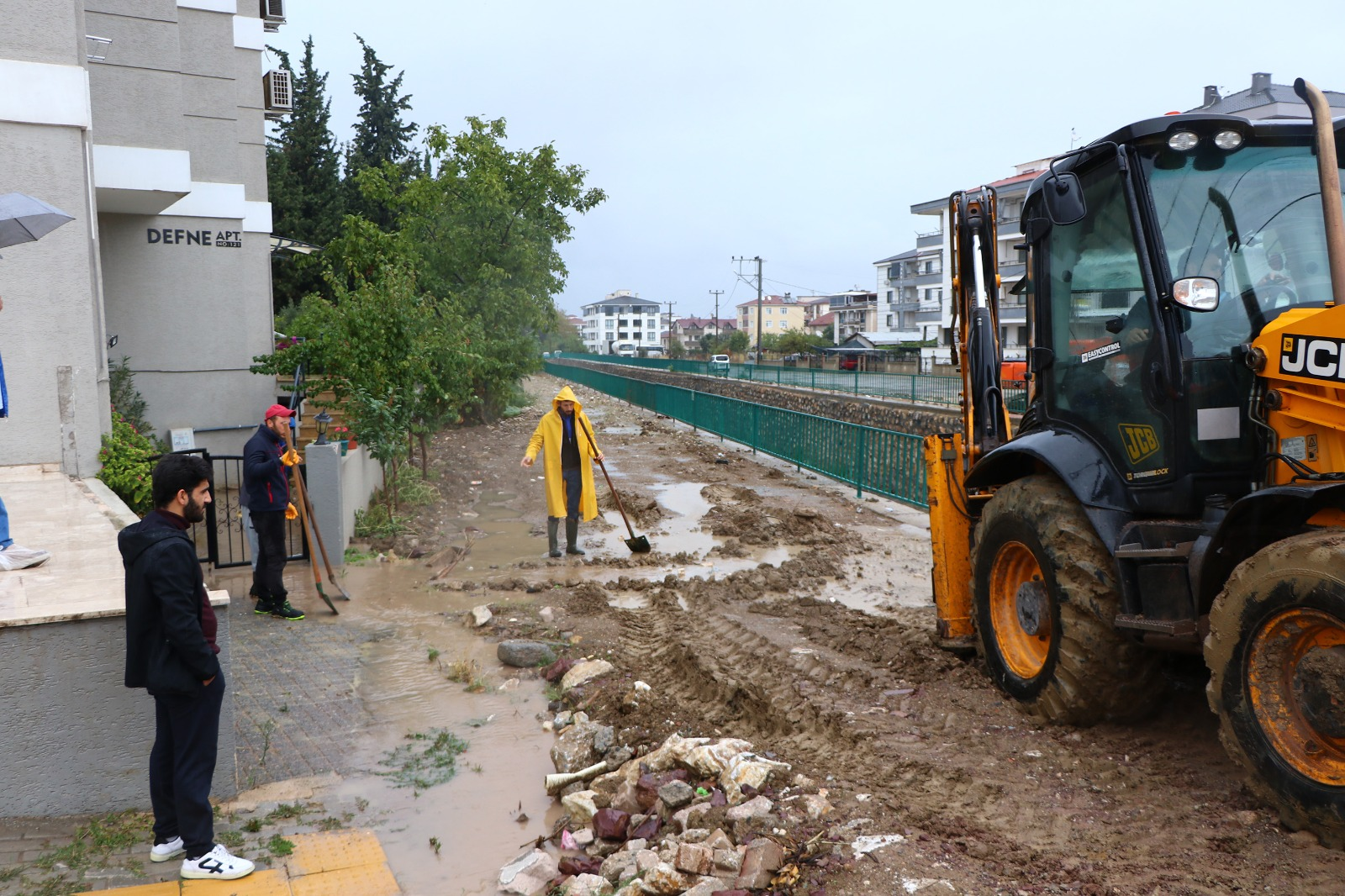 ÇİFTLİKKÖY BELEDİYESİ EKİPLERİ YAĞMUR MESAİSİNDE