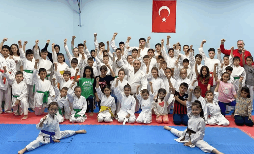 ÇİFTLİKKÖY’ÜN MİNİK KARATECİLERİ KUŞAK SINAVINDA TER DÖKTÜ