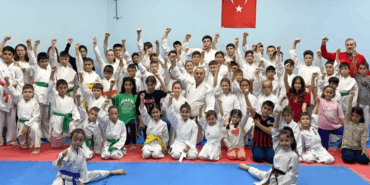 ÇİFTLİKKÖY’ÜN MİNİK KARATECİLERİ KUŞAK SINAVINDA TER DÖKTÜ