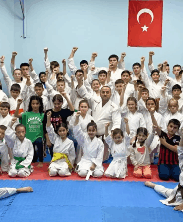 ÇİFTLİKKÖY’ÜN MİNİK KARATECİLERİ KUŞAK SINAVINDA TER DÖKTÜ